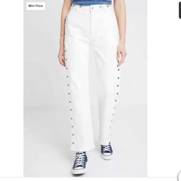 White Levi’s - Picture 10 of 10